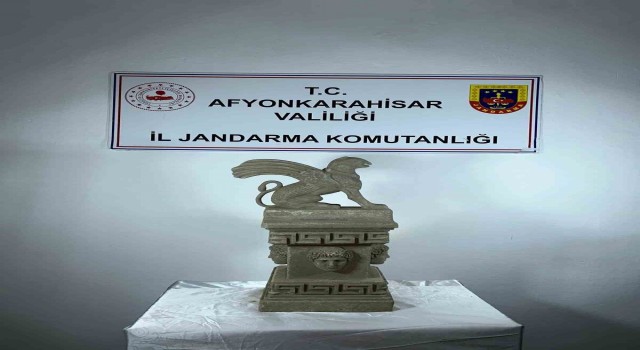 Afyonkarahisarda pars başlı kanatlı heykel ele geçirildi