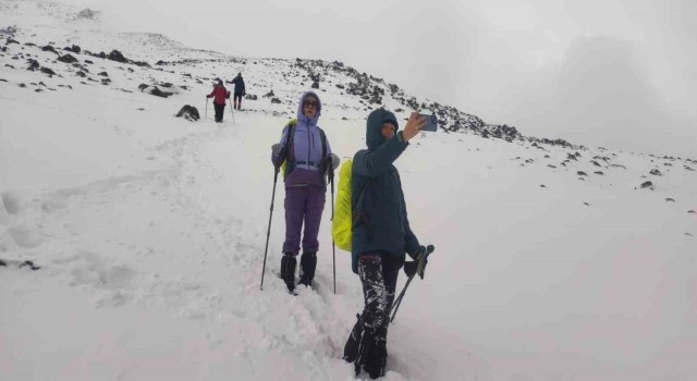 Ağrı Dağı kadın dağcılara geçit vermedi