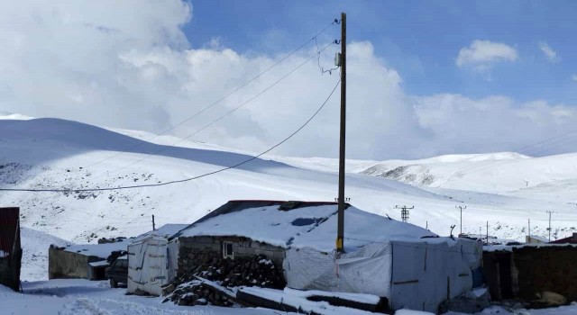 Ağrıda kar yağışı köylüleri şaşırttı: Batıda tatil, bizde kar