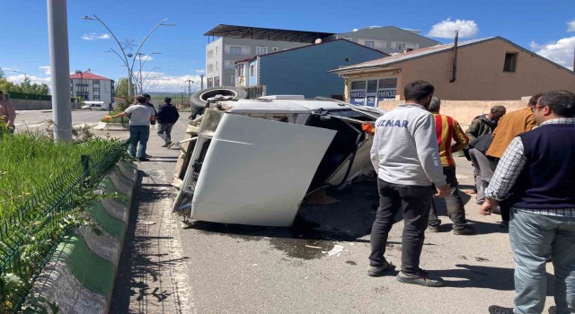 Ağrıda kontrolden çıkan araç takla attı, o anlar kamerada