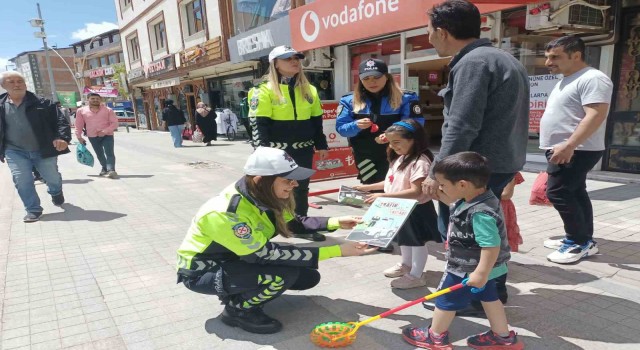 Ağrıda Trafik Haftasında vatandaşlara bilgilendirme