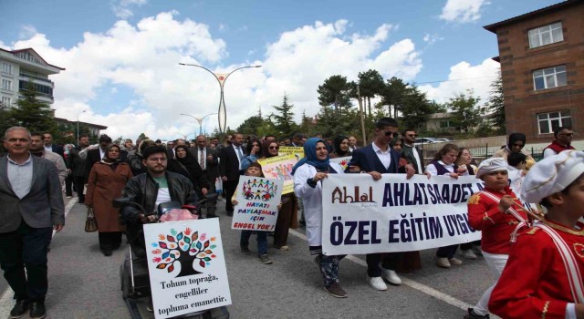 Ahlatta engelliler için farkındalık yürüyüşü