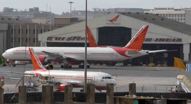 Air India Express, 100den fazla kabin memurunun hastalık izni alması nedeniyle 90'dan fazla uçuşu iptal etti