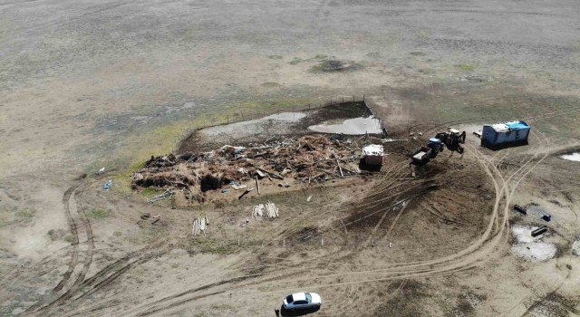 Aksarayda çöken mandırada kurtarma çalışmaları devam ediyor