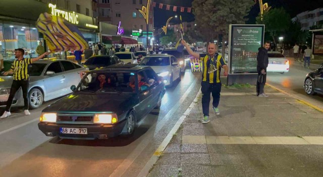 Aksarayda Fenerbahçeliler derbi galibiyetini kutladı