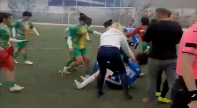 Aksarayda kadınların futbol maçındaki kavga kamerada: 7 yaralı