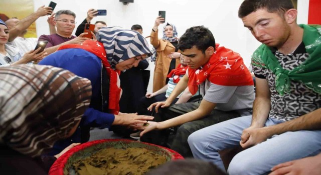 Aksarayda özel gençlere asker kınası yakıldı