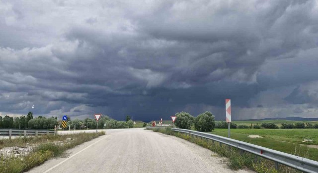 Alacada sağanak ve dolu yağış hayatı felç etti