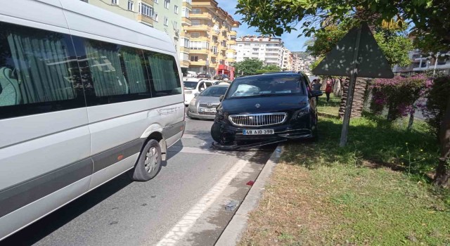 Alanyada 4 araçlı zincirleme trafik kazası