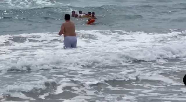 Alanyada boğulma tehlikesi geçiren tatilciler halatlara takılı can simitleriyle kurtarıldı