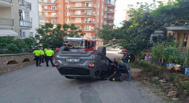 Alanyada kontrolden çıkan otomobil devrildi: 3 yaralı