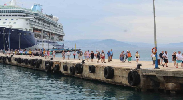 Alanyaya sezonun ilk yolcu gemisi demir attı