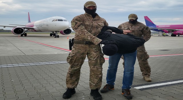 Almanyada cinayet şüphelisi olarak aranan Türk, Polonyada uçakta yakalandı