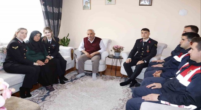 Altıntaşta şehit asker annesine Anneler Günü ziyareti