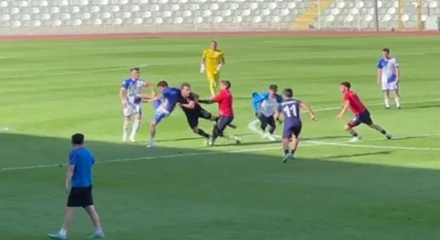 Amasyada amatör maçta kavga: Sahaya çöp kovası atıldı, futbolcular birbirine girdi