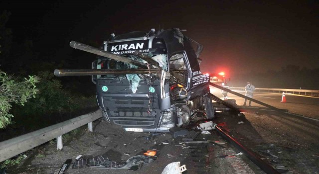 Anadolu Otoyolunda feci kaza: Demir borular tırın ön camından çıktı