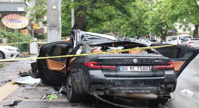 Ankarada kontrolden çıkan araç direğe çarptı: 1 ölü, 4 yaralı