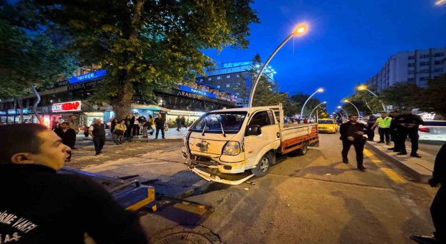 Ankarada kontrolden çıkan kamyonet 11 araca çarptı, kaza ucuz atlatıldı