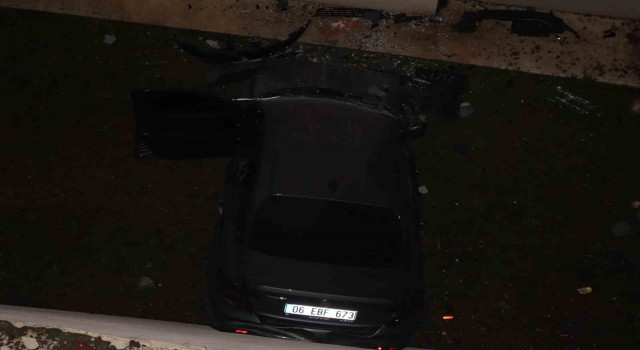 Ankarada kontrolden çıkan otomobil binanın 3üncü katına çarptı