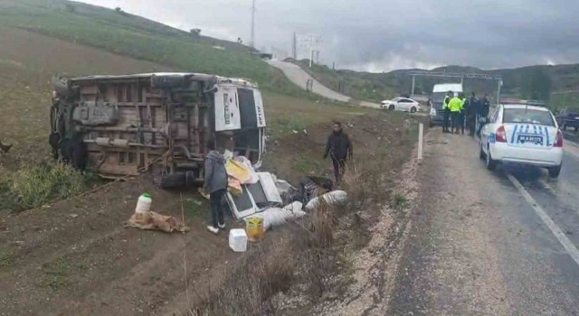 Ankarada minibüs takla attı: 9 yaralı