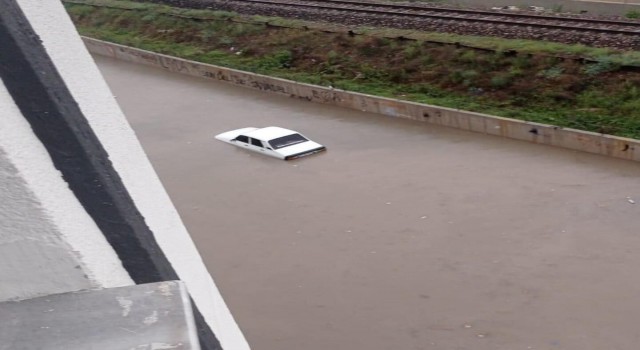 Ankarada sağanak yağış etkili oldu, sokaklar göle döndü