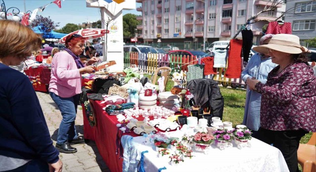 Anneler Gününe özel kurulan pazarda hem satış yaptılar hem eğlendiler