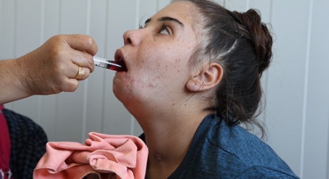 Annesinin şırıngayla beslediği genç kızın tek hayali anne diyerek seslenebilmek