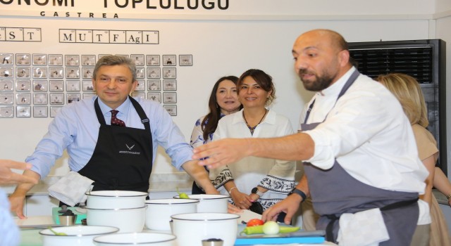 Antalya protokolü Anneler Günü için menemen yarışmasında hünerlerini sergiledi