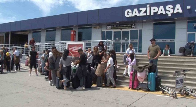 Antalyada Gazipaşa Havalimanındaki uçak arızası diğer uçakların yolcularını vurdu