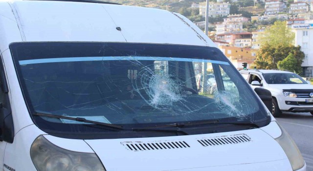 Antalyada öğrencilerin bulunduğu servis aracına sopalı saldırı
