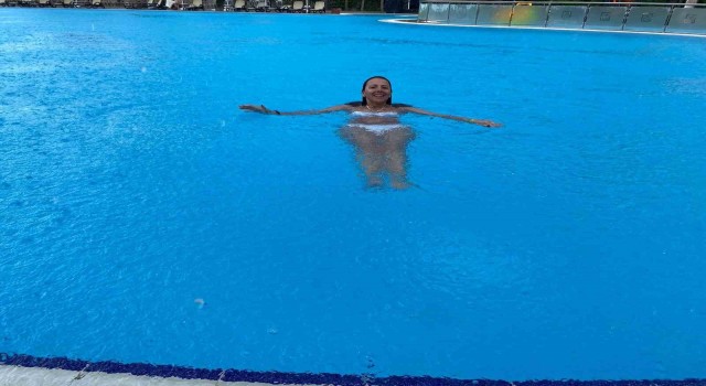 Antalyada tatilcilere yağmur sürprizi
