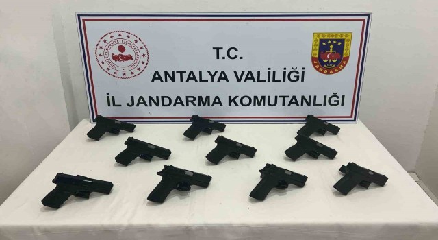 Antalyaya il dışından ruhsatsız tabanca sokan 1 kişi tutuklandı