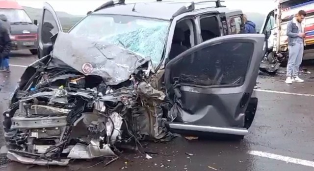 Ardahanda kafa kafaya çarpışan iki araç hurdaya döndü: 2 yaralı