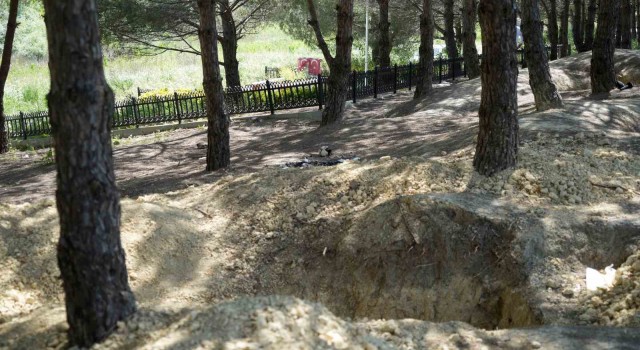 Arnavutköyde defineciler şehit mezarlığının etrafını delik deşik etti