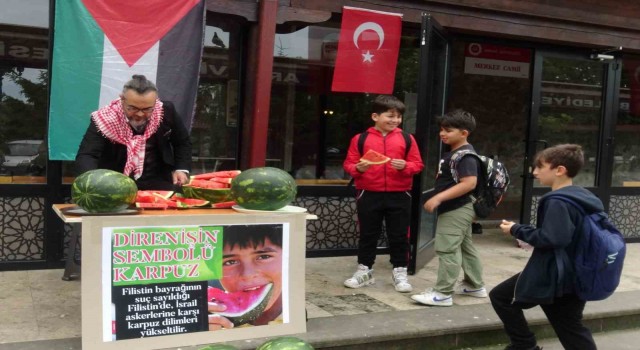 Artvinde öğretim üyesi karpuz dağıtarak İsraili protesto etti