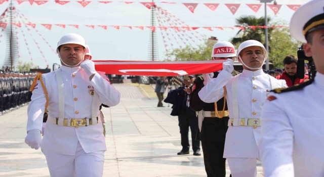 Atatürkü temsil eden bayrak karaya çıktı