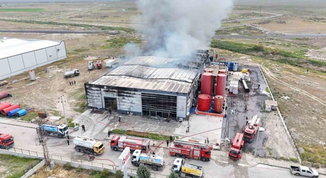 Atık yağ geri dönüşüm fabrikası alev alev yandı