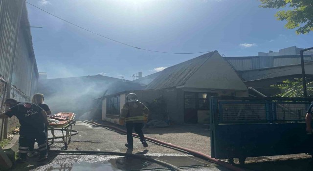 Avcılarda mobilya imalathanesinde yangın: 1 işçi dumandan etkilendi