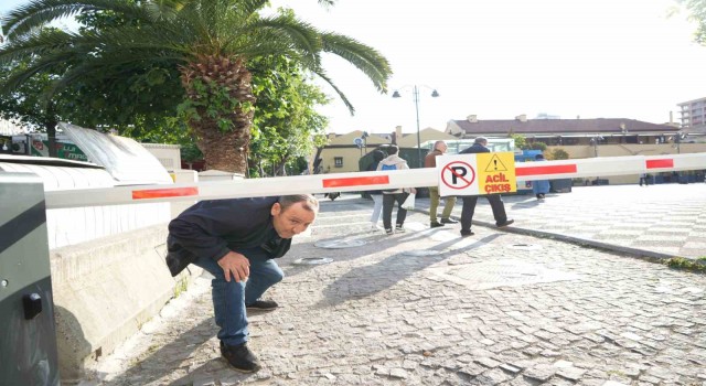 AVMden caddeye bariyer: Vatandaşlar eğilerek altından geçiyor