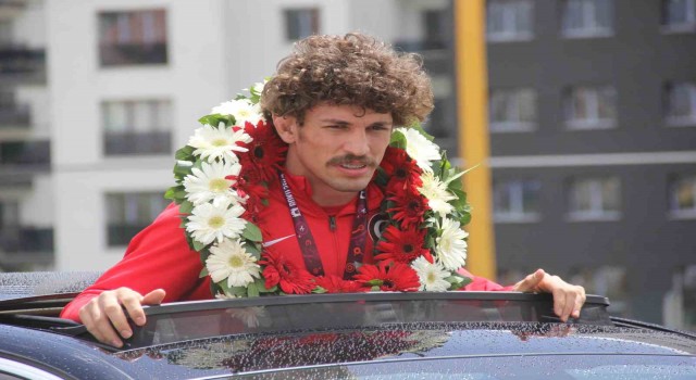 Avrupa ikincisi güreşçi memleketinde coşkuyla karşılandı