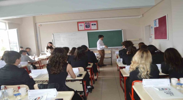 Ayvalıkta AYAL öğrencileri dünya sorunlarına çözüm arıyor