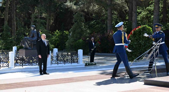 Azerbaycanın ulusal lideri Haydar Aliyev 101. doğum gününde mezarı başında anıldı