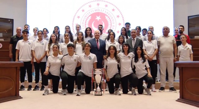 Bakan Güler, Yüksekova Belediyesporun kadın futbolcularını ağırladı