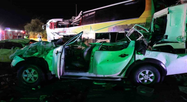 Bakan Yerlikaya: Mersindeki kazada 10 vatandaşımız hayatını kaybetti, 39 vatandaşımız ise yaralandı