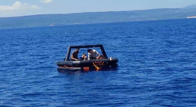 Balıkesir açıklarında Yunanistan unsurları tarafından geri itilen 7si çocuk, 21 düzensiz göçmen kurtarıldı