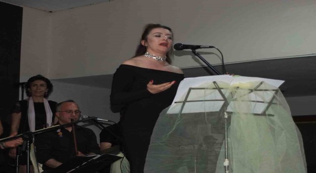 Balıkesirde kursiyerler korosunun konseri izleyenleri coşturdu