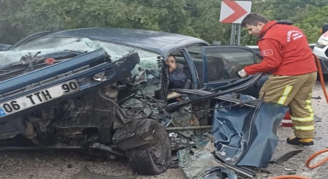 Balıkesirde trafik kazası: Tırın dorsesi otomobili biçti