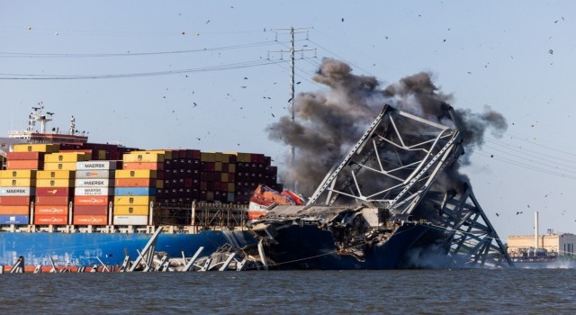 Baltimoredaki köprünün kalan kısmı kontrollü olarak patlatıldı