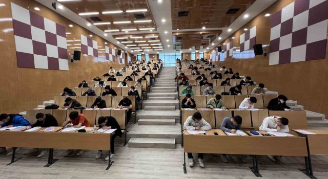 Başakşehirde üniversite sınavına hazırlanan öğrencilere deneme sınavı