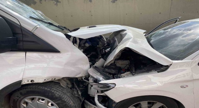 Basın Ekspres yolunda panelvan araç iki otomobille çarpıştı: 6 yaralı